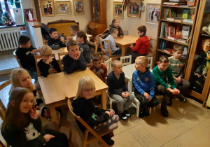 Uczniowie przy stolikach w Baśniowej Kawiarence.