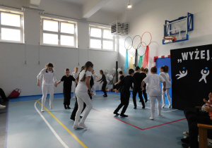 Uczniowie klasy czwartek podczas popularnego tańca Belgijka.