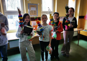 Nagrodzeni uczniowie w konkursie na palmę wielkanocną.