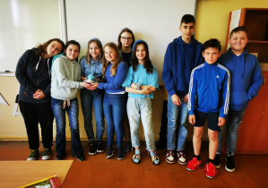 Uczniowie klasy piątej ubrani w kolor niebieski.