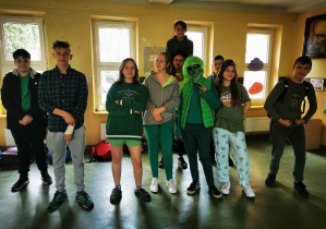 Uczniowie klasy siódmej ubrani w kolor zielony.