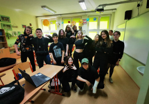 Uczniowie klasy ósmej ubrani w kolor czarny.