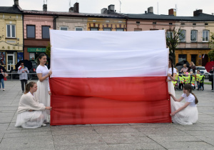 Biało-czerwona flaga, którą stworzyły uczennice najstarszych klas podczas tańca z szarfami.
