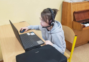 Uczeń przy komputerze rozwiązuje zadania konkursowe.