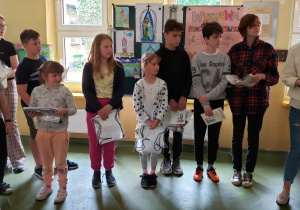 Uczniowie otrzymujący wyróżnienia w konkursie.