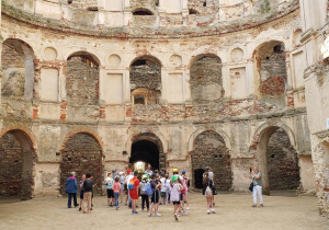 Uczestnicy wycieczki zwiedzają ruiny zamku w Krzyżtoporze.