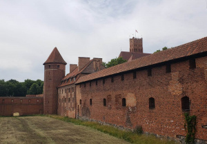 Widok na mury obronne zamku krzyżackiego w Malborku.