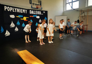 Dzieci z oddziału przedszkolnego podczas występu wokalnego.