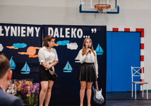 Uczennice klasy ósmej podczas przedstawienia wokalnego.