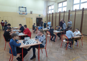 Uczestnicy turnieju szachowego podczas gry.