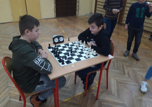 Uczestnicy turnieju szachowego podczas gry.