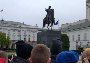 Uczniowie przed Pałcem Prezydenckim w Warszawie.