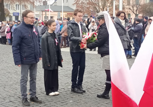 Reprezentacja szkoły składa kwiaty pod pomnikiem żołnierzy walczących o wolność kraju.