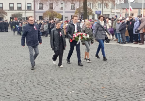 Reprezentacja uczniów i nauczycieli zmierza pod pomnik, aby złożyć kwiaty żołnierzom walczącym o wolność kraju.