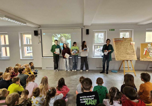 Pani dyrektor szkoły wręcz uczniom dyplomy kolegi/koleżanki na medal.