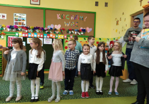 Dzieci z oddziału przedszkolnego podczas uroczystości z okazji Dnia Babci i Dziadka.