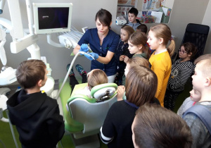 Dzieci przyglądają się narzędziom dentystycznym.