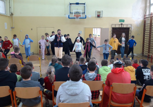 Organizatorzy spotkania w śląskich strojach ludowych tańczą z uczniami.