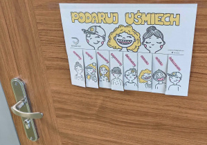 Plakat życzliwości z odrywanymi karteczkami pt.:" Podaruj uśmiech".