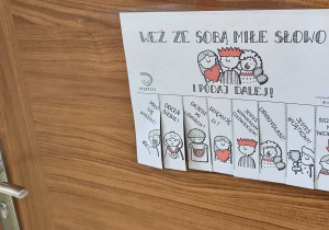 Plakat życzliwości z odrywanymi karteczkami pt.:" Weź ze sobą miłe słowo i podaruj dalej."