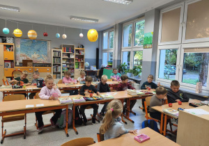 Chłopcy bawią się upominkami otrzymanymi z okazji Dnia Chłopaka.