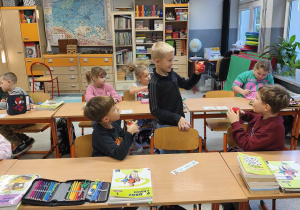 Chłopcy bawią się upominkami otrzymanymi z okazji Dnia Chłopaka.