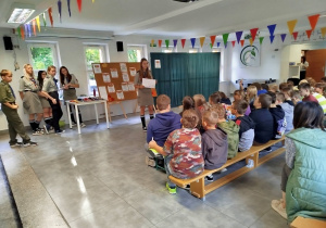 Dzieci słuchają instrukcji wydawanych przez harcerkę.
