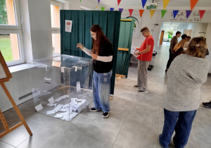 Uczennica oddaje głos do urny podczas wyborów do Młodzieżowej Rady Miejskiej.