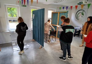 Uczennica oddaje głos do urny podczas wyborów do Młodzieżowej Rady Miejskiej.