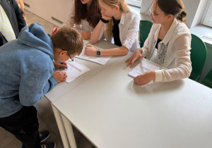 Uczniowie komisji wyborczej nadzorują proces głosowania i sprawdzają listę osób biorących udział w wyborach.