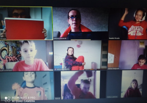 Dzień bez Przemocy. Uczniowie ubrani na czerwono podczas lekcji online.