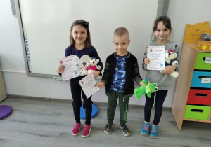 Dzieci z oddziału przedszkolnego nagrodzone w konkursie plastycznym "Mój Miś"