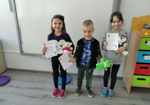 Dzieci z oddziału przedszkolnego nagrodzone w konkursie plastycznym "Mój Miś"