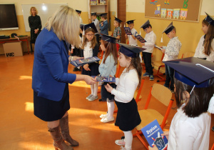 Dzieci z pierwszej klasy podczas uroczystości pasowania na ucznia.