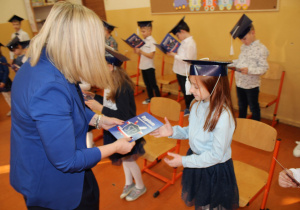 Dzieci z pierwszej klasy podczas uroczystości pasowania na ucznia.