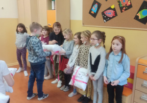 Dziewczynki z klasy pierwszej obdarowane prezentami z okazji Dnia Kobiet.