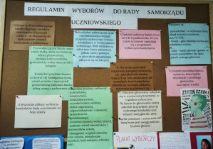 Zdjęcie prezentuje tablicę informacyjną z regulaminem wyborów do samorządu uczniowskiego.
