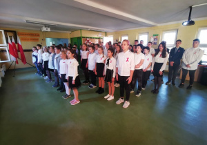 Uczniowie całej szkoły wspólnie śpiewają hymn Polski.