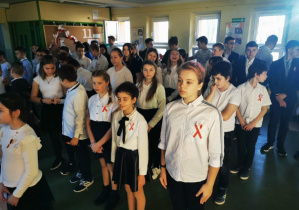 Uczniowie całej szkoły wspólnie śpiewają hymn Polski.