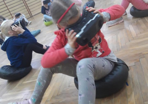 Dzieci obserwują świat przez wirtualne okulary.