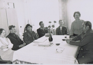 Pokój nauczycielski 1970/1971. Od lewej siedzą: Zofia Wieczorek, Henryk Gudaś, Jolanta Wasilewska, Stanisław Jóźwiak, Izabela Kowalska, Maria Strzelczyk (dyr. szk. 1975-1981) i Jan Strzelczyk (dyr. szk. 1966-1975 i 1981-1985)