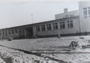 Szkoła Tysiąclecia po zakończeniu budowy-1 września 1964 r.