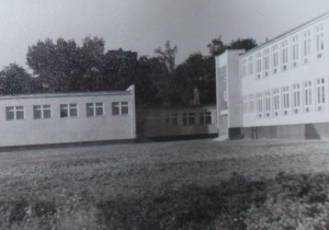 Zdjęcie budynku od strony boiska-1964 r.
