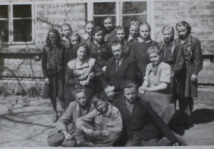 Uczniowie klasy szóstej z nauczyielami-rok szkolny 1952/1953. W śródku, między nauczycielkami siedzi Edmund Kubicki.