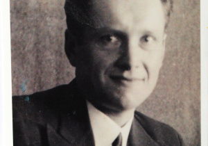 Edmund Kubicki (1904-1970) Pierwszy kierownik szkoły w latach 1945-1966. Decydująco przyczynił się do zorganizowania edukacji w Okupie po II wojnie światowej oraz do wybudowania nowej szkoły.